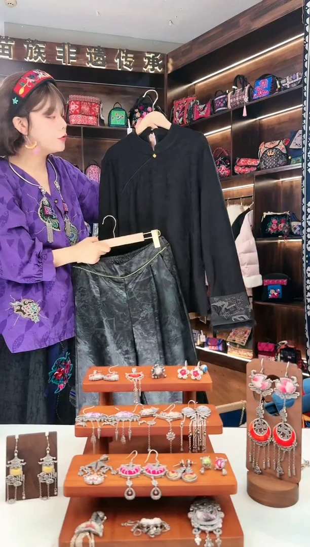 【闪购商品】织绣L42蚩梦苗族古绣