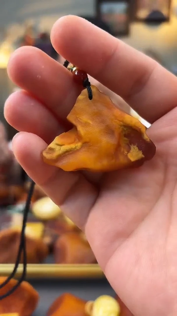 未镶嵌颈饰琥珀吊坠