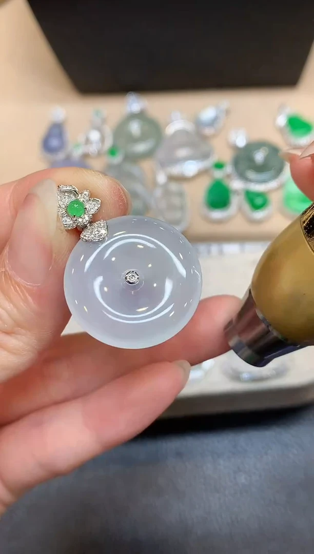 颈饰18K金镶嵌翡翠平安扣【无服务费