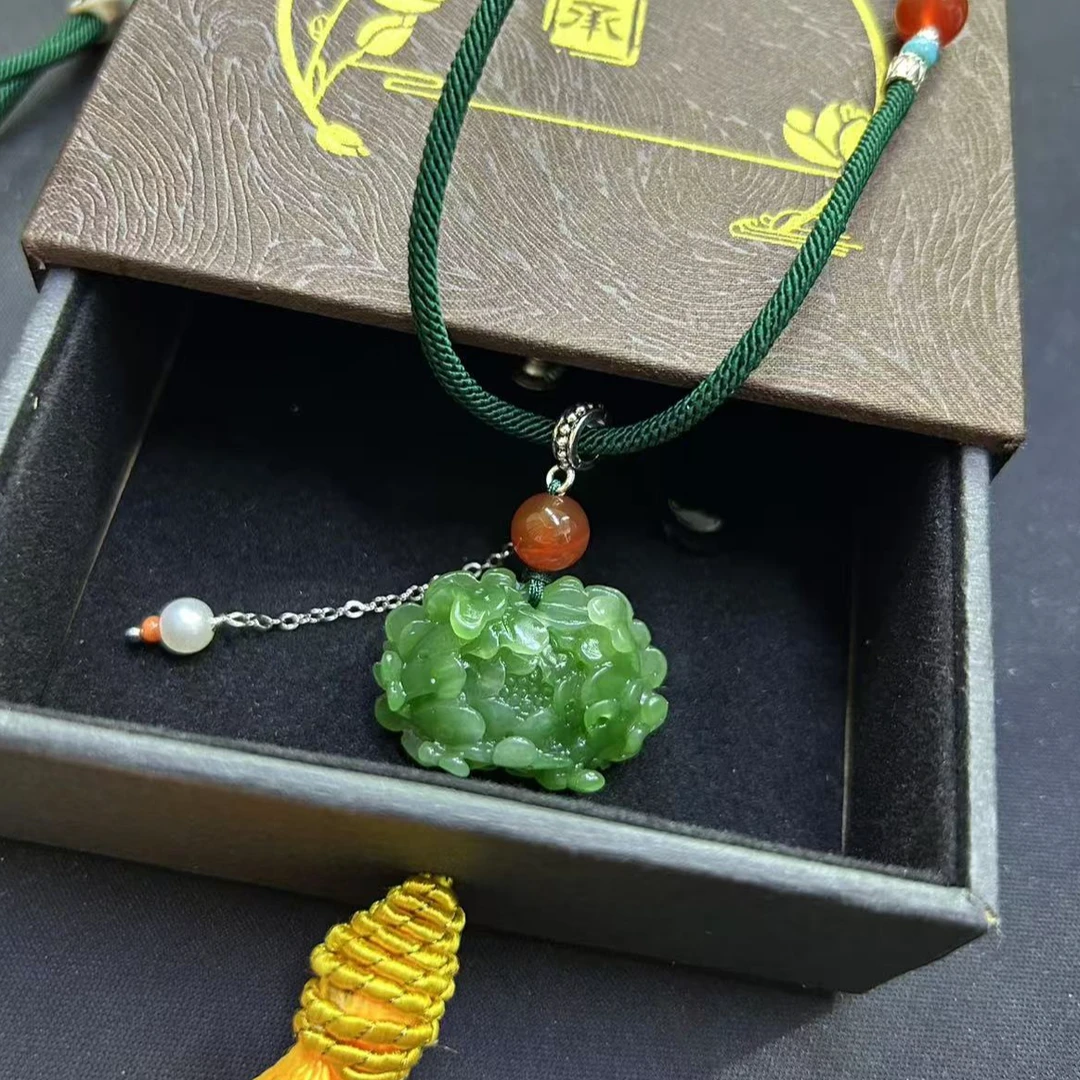 和田碧玉 双面雕工花开富贵 花朵项链 尺寸32*22 厚度10