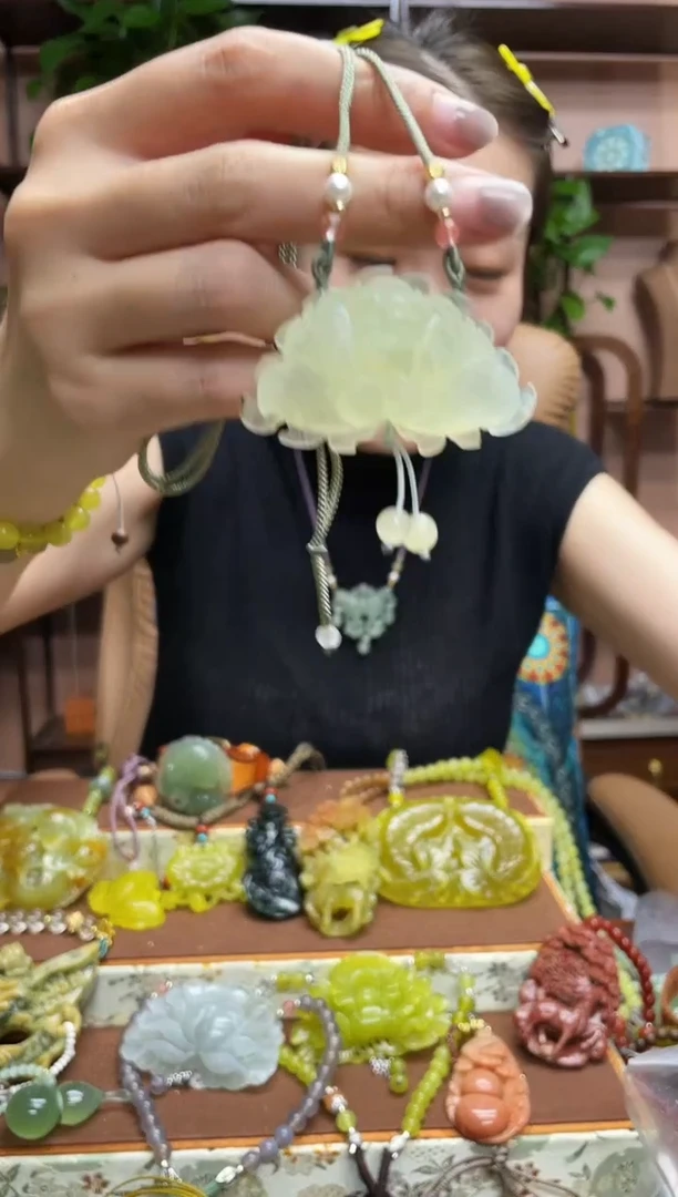 未镶嵌蛇纹石玉颈饰·