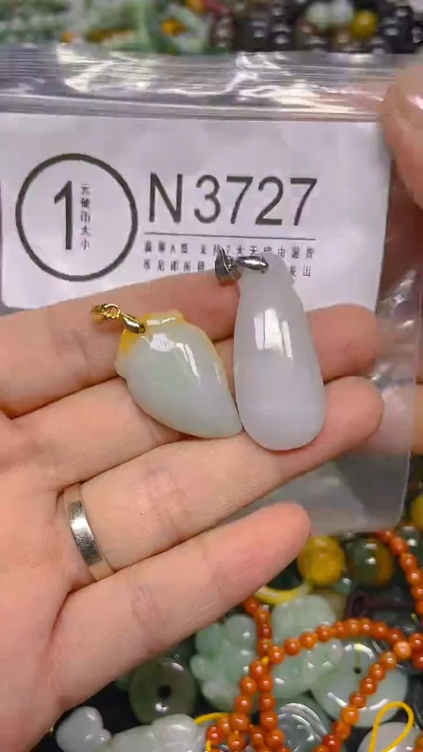 颈饰未镶嵌翡翠/ N /翡翠A货，一件也是批发价