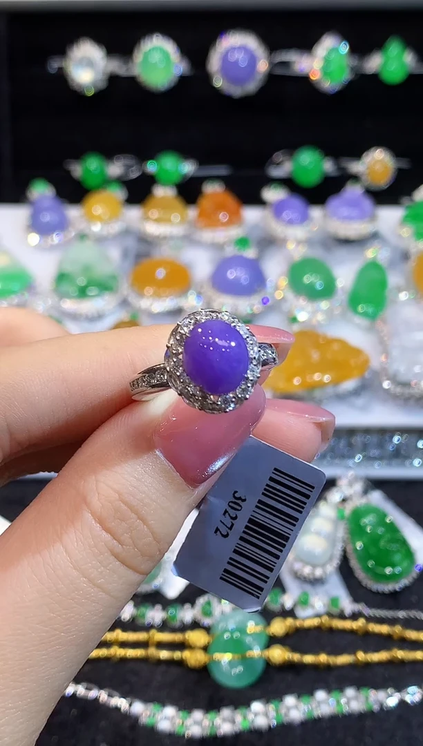 18K金镶嵌戒指翡翠潇*多样性发其一