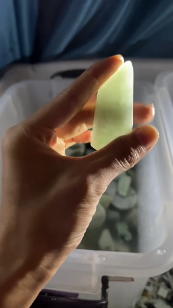 翡翠挂件未镶嵌翡翠