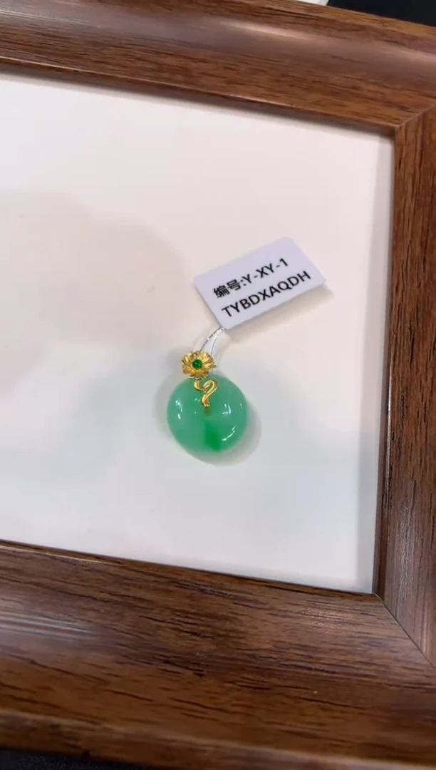 颈饰18K金镶嵌翡翠平安扣