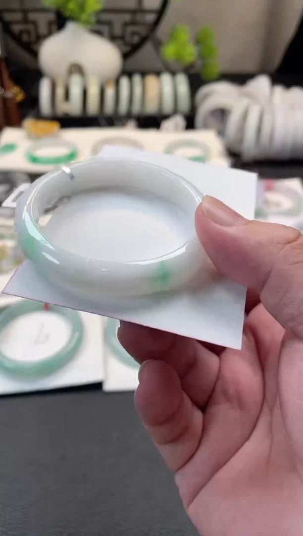 翡翠手镯未镶嵌有纹有裂 53