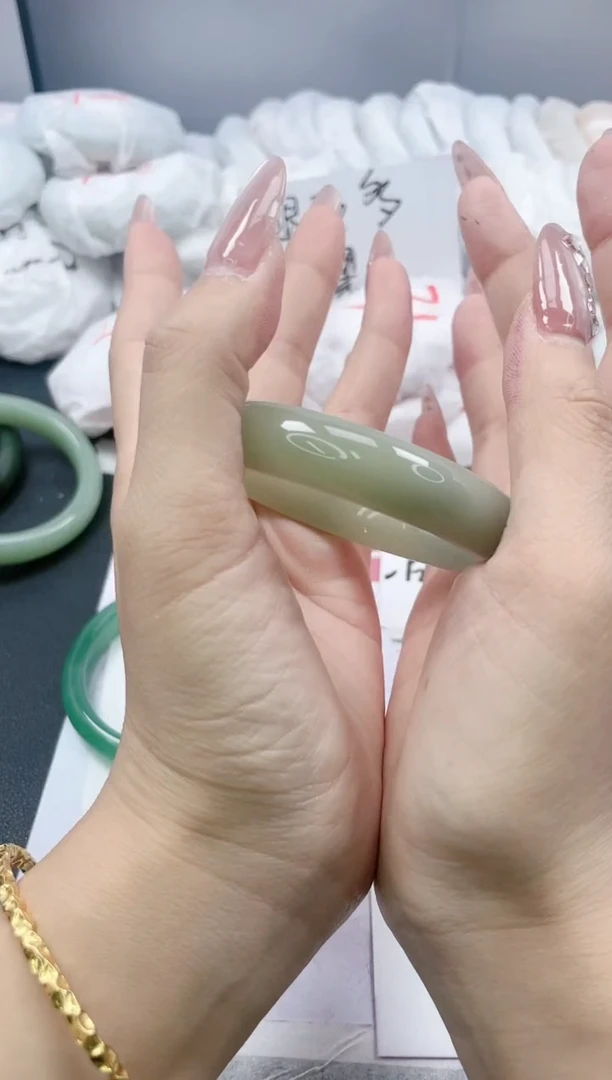 【闪购商品】石英质玉手镯未镶嵌151/54.4