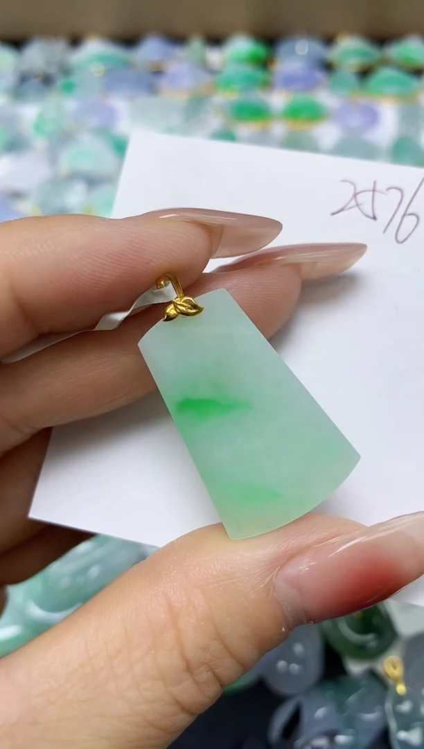 翡翠18K金镶嵌颈饰 天然缅甸翡翠A货