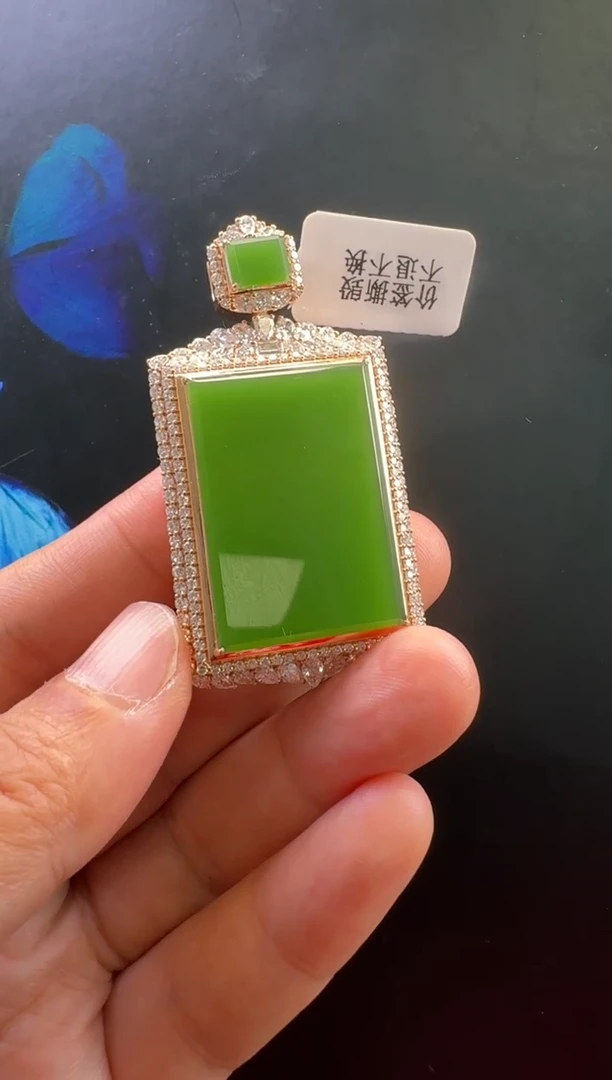 颈饰18K金镶嵌和田玉吊坠