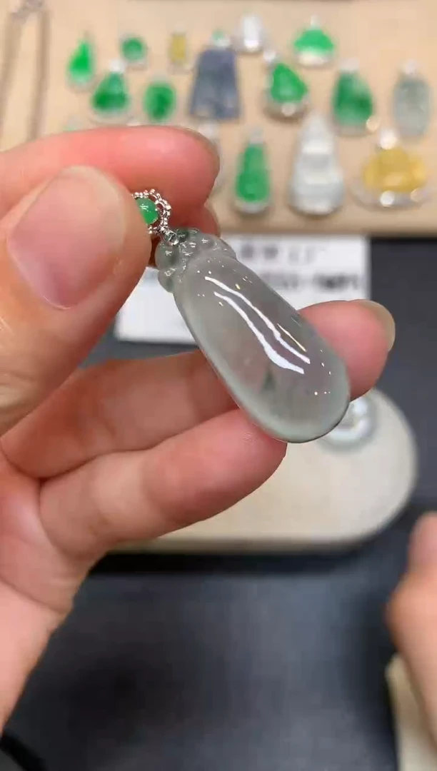 颈饰18K金镶嵌翡翠福瓜【无服务费