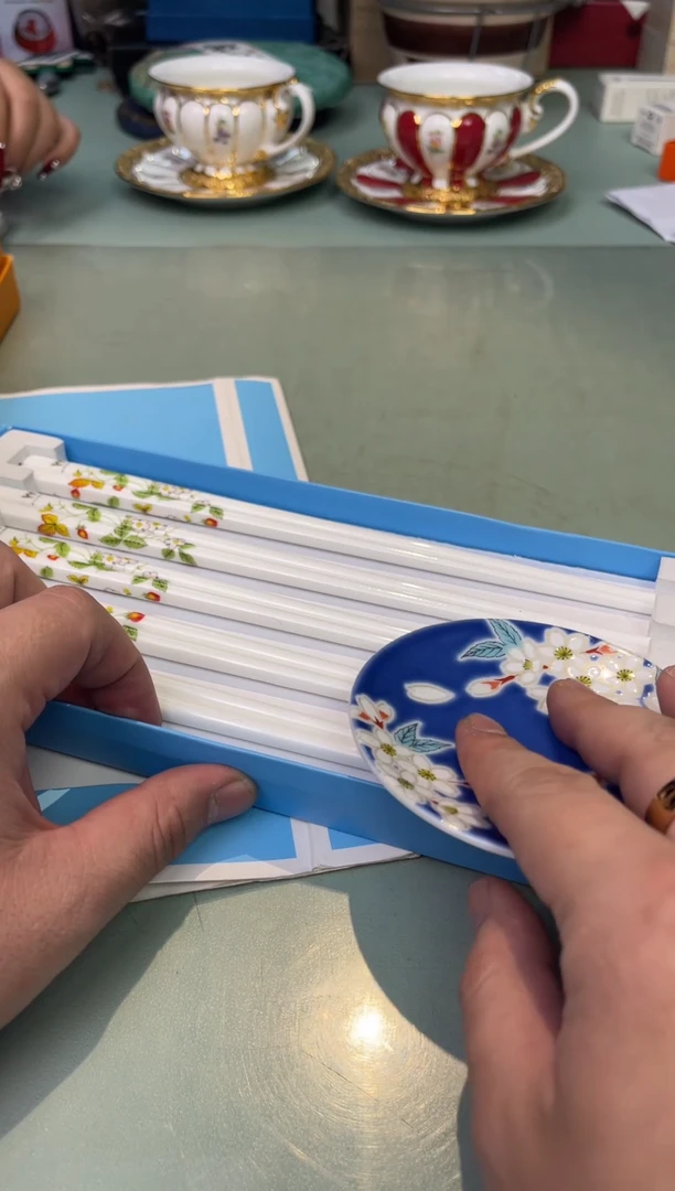 【闪购商品】瓷片草莓筷子