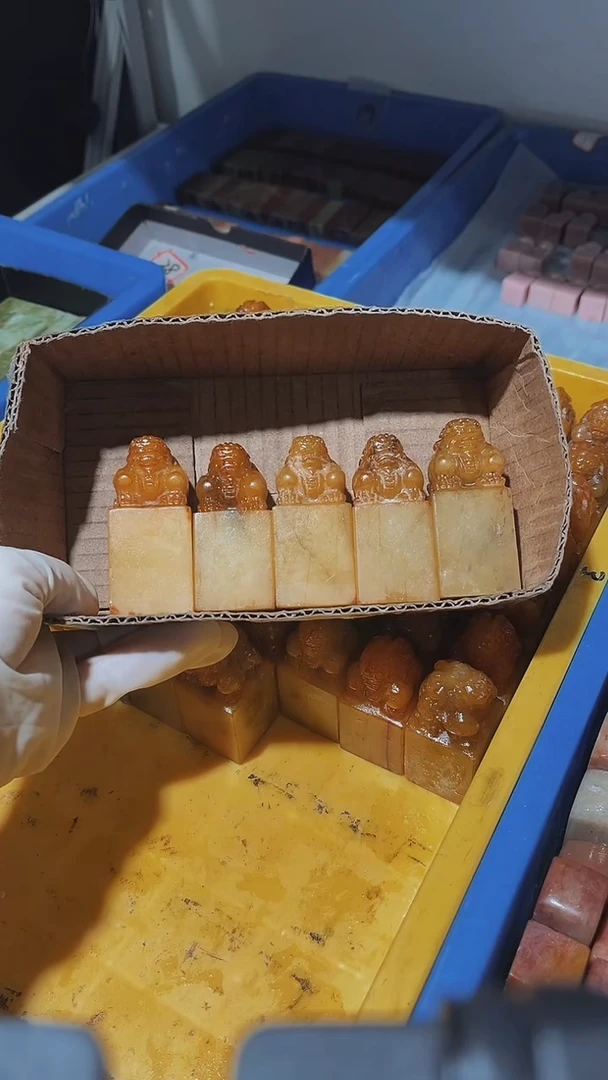 老挝石航****号瑕疵不规则章带雕钮