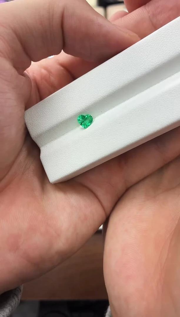 裸石祖母绿天然祖母绿心形切割裸石一粒0.445克拉