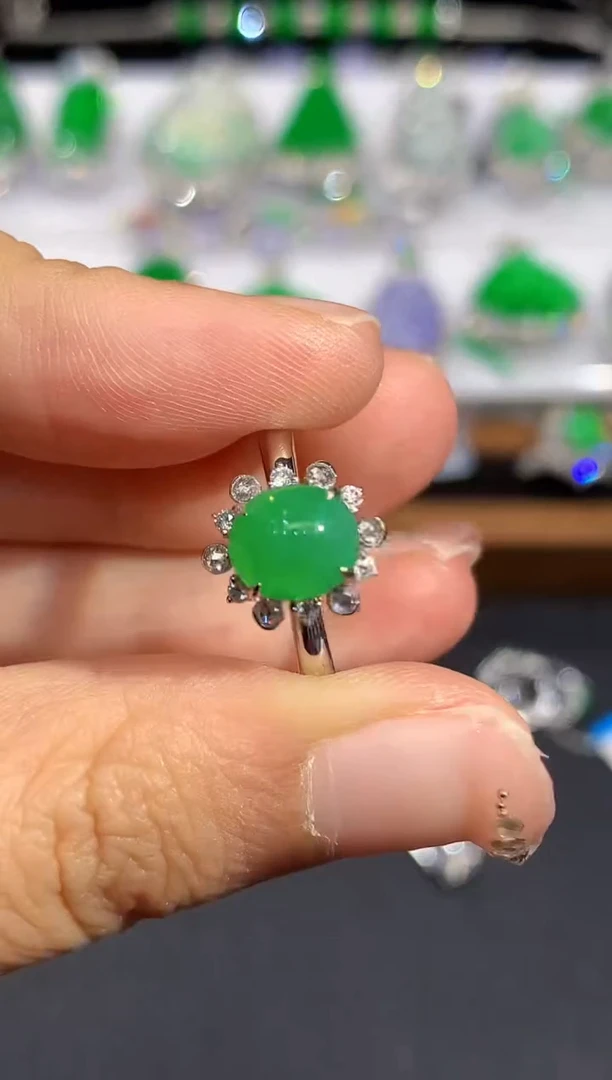 18K金镶嵌戒指翡翠多样性发其一