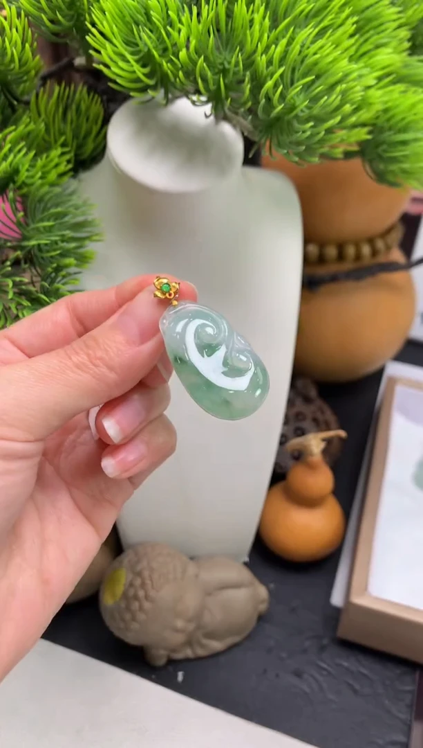 颈饰18K金镶嵌翡翠蒂***?---125950