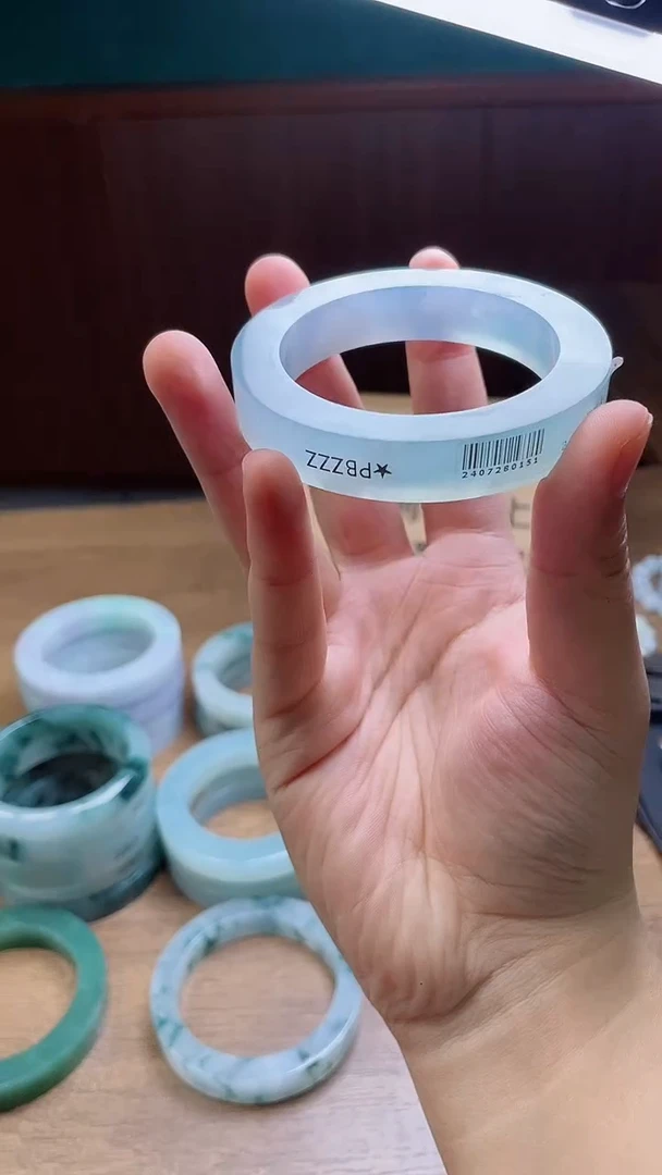 定制翡翠手镯未镶嵌爱**?定制