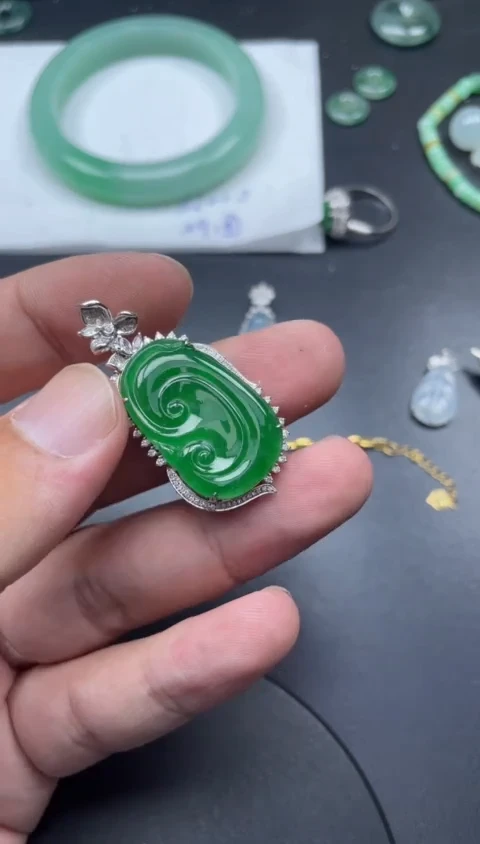 颈饰18K金镶嵌翡翠用****8咖啡商品不退不换