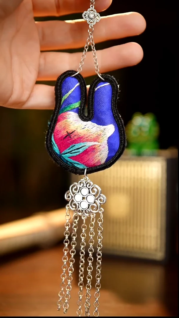 刺绣私人定制苗族手工Q550