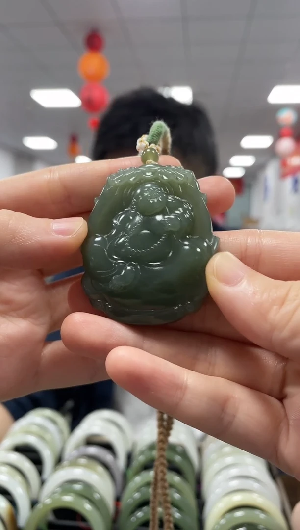 和田玉未镶嵌颈饰大佛公挂件一件