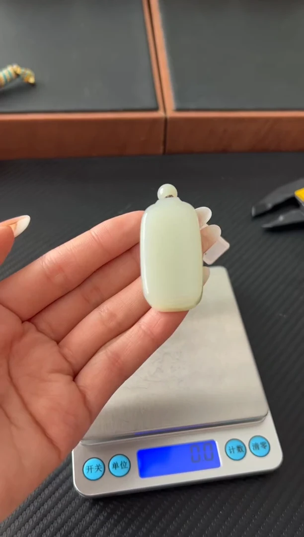 吊坠(赠链)未镶嵌和田玉且末微色差近矿吊坠S