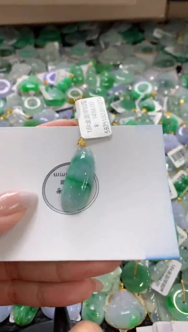 颈饰18K金镶嵌翡翠1111111111111111
