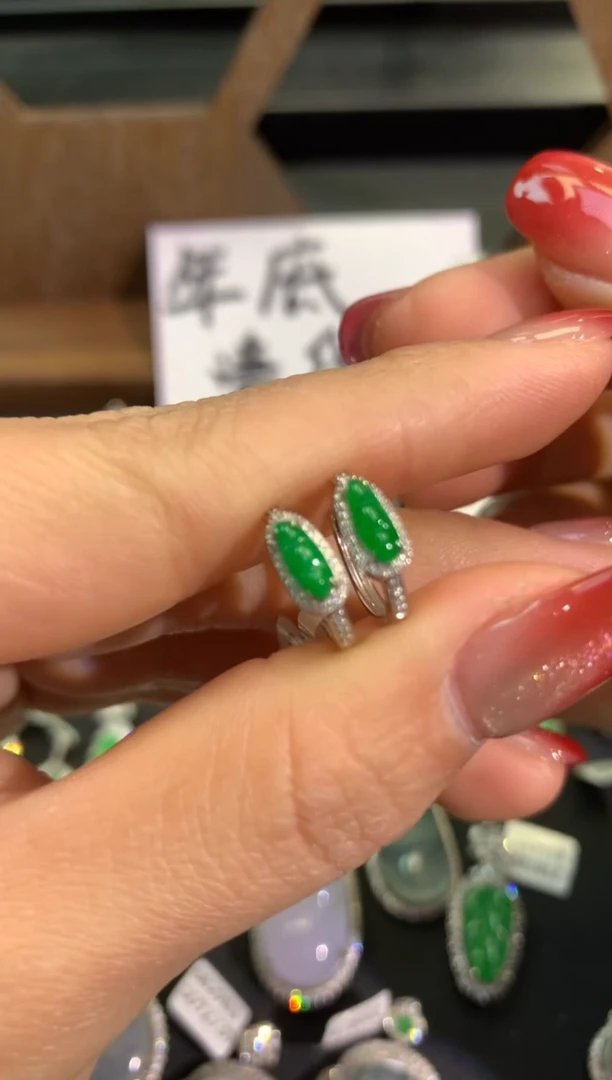 【闪购商品】翡翠吊坠(不含链)18K金镶嵌耳包