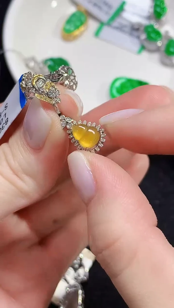 18K金镶嵌翡翠耳饰0986多样性发其一