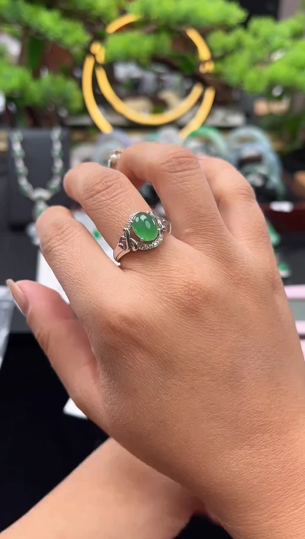 18K金镶嵌戒指翡翠戒指