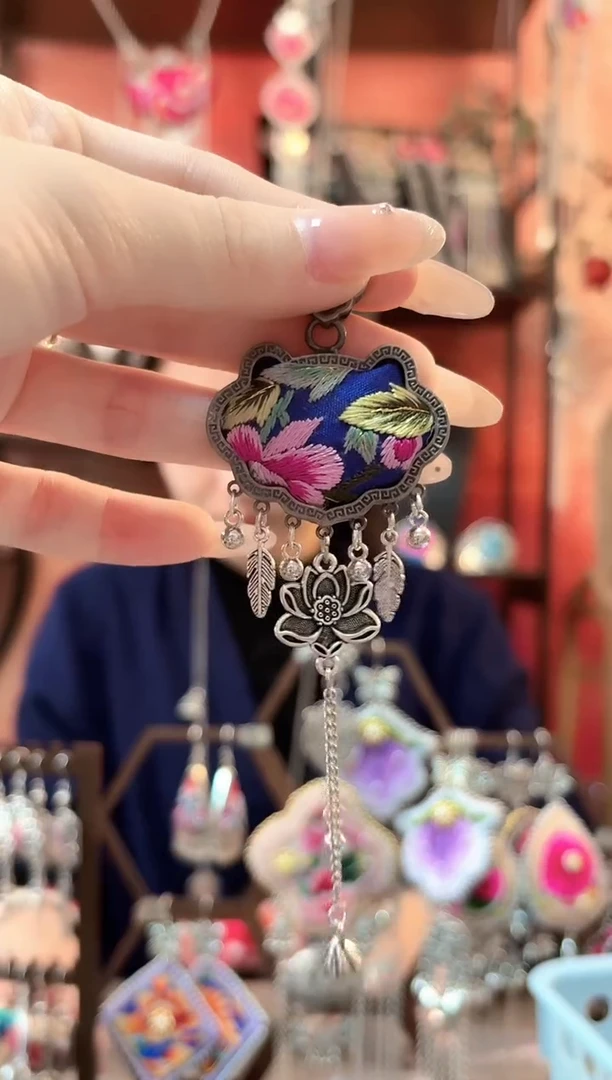 织绣云织谣民族风精美饰品  344