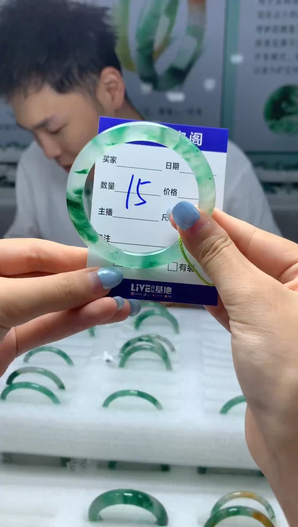 未镶嵌手镯石英质玉（非洲翠）1