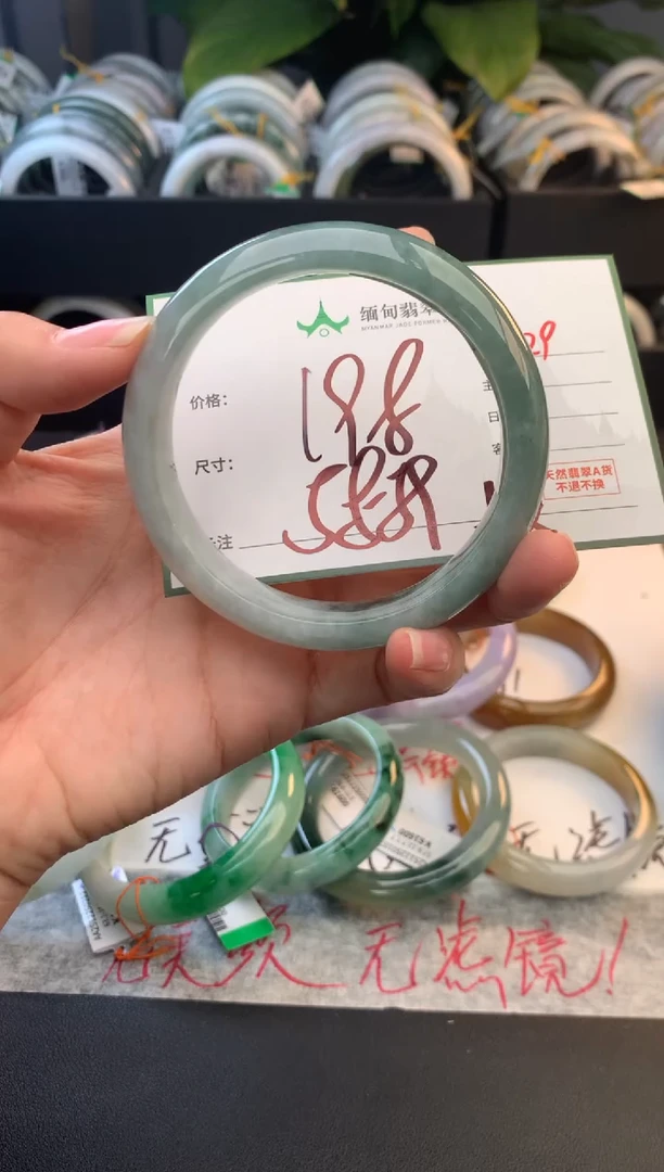 未镶嵌定制翡翠毛货需精细抛光+多人