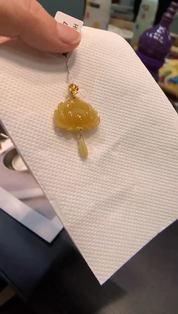 颈饰18K金镶嵌翡翠莲花