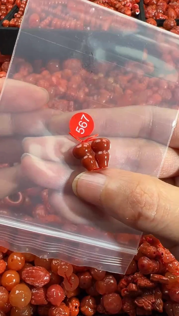 南红玛瑙未镶嵌颈饰1