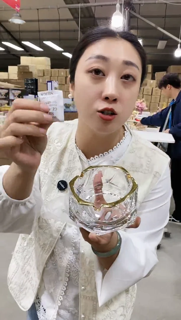玻璃描金六棱烟灰缸一个
