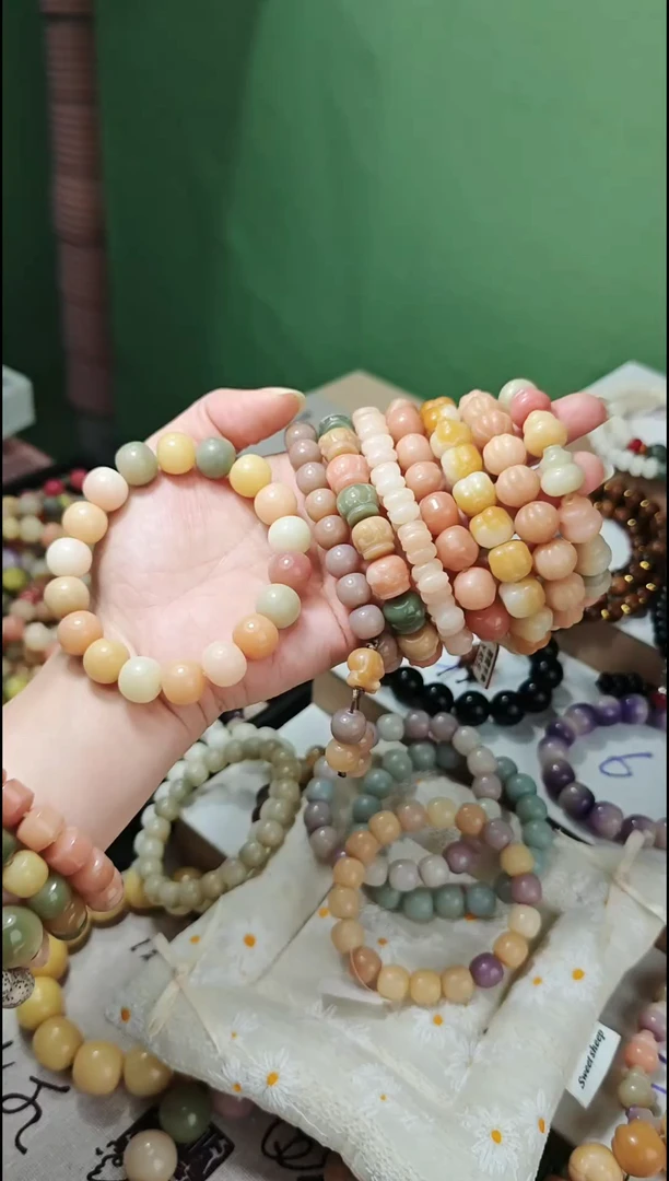 6条雕刻件手串+1串玉桂狗手串+卡12左右苹果珠60颗