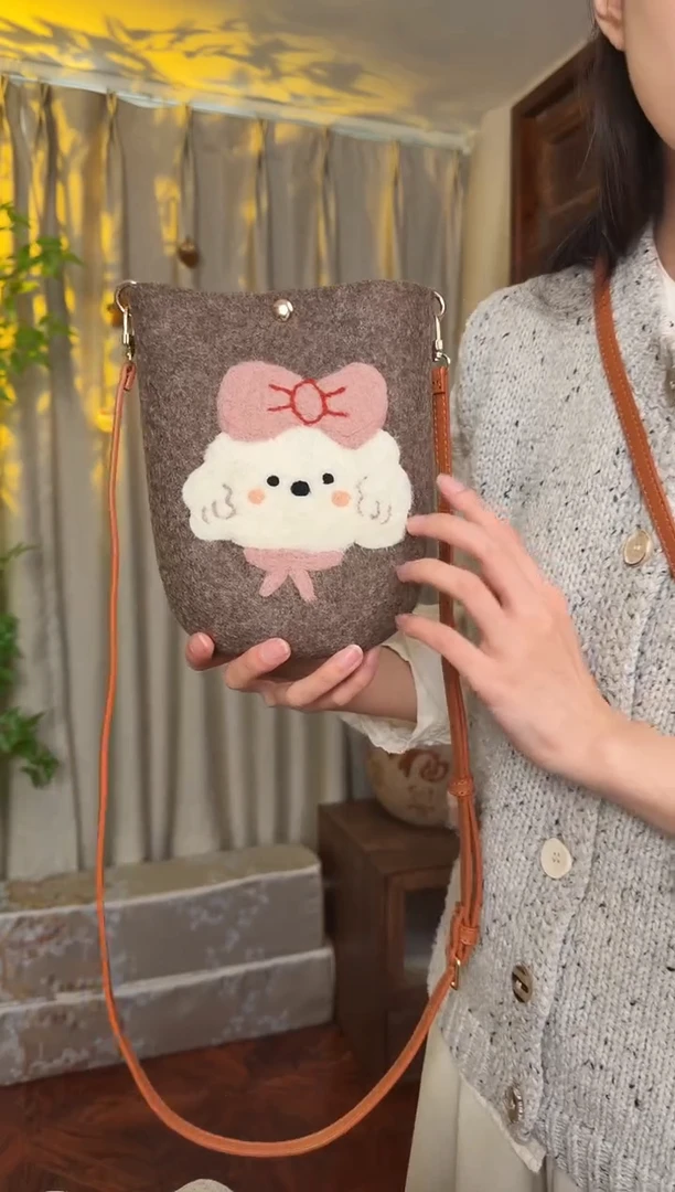羊毛非遗羊毛毡包 手机包小狗