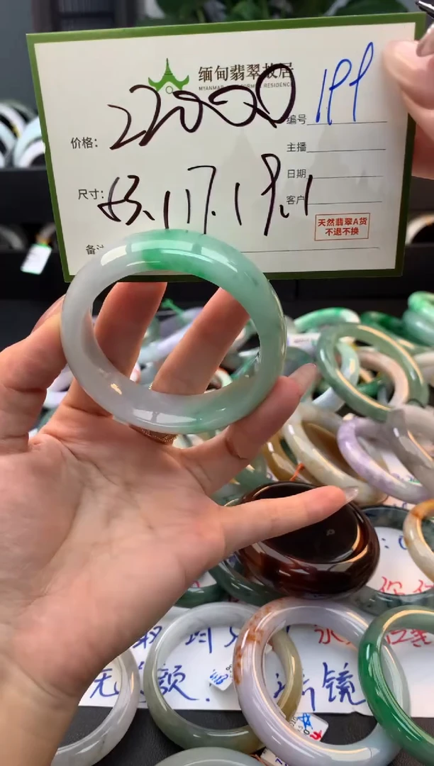 未镶嵌定制翡翠毛货需精细抛光+多人
