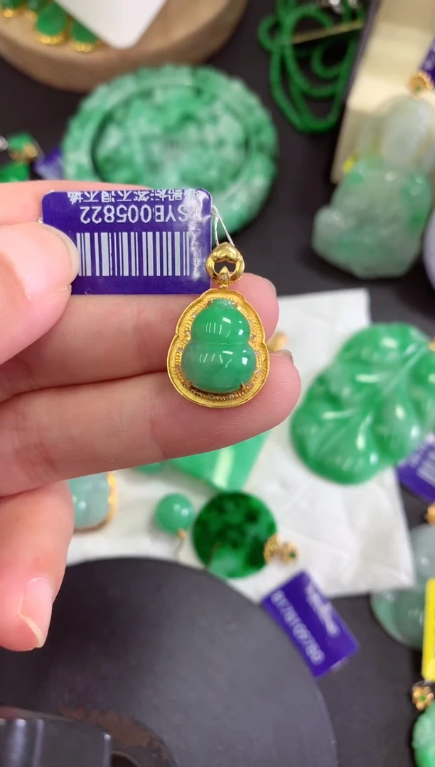 颈饰18K金镶嵌翡翠挂件