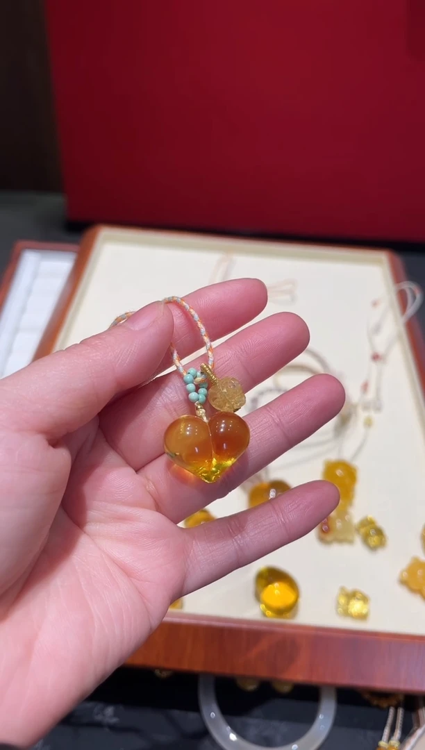 琥珀颈饰未镶嵌屁桃