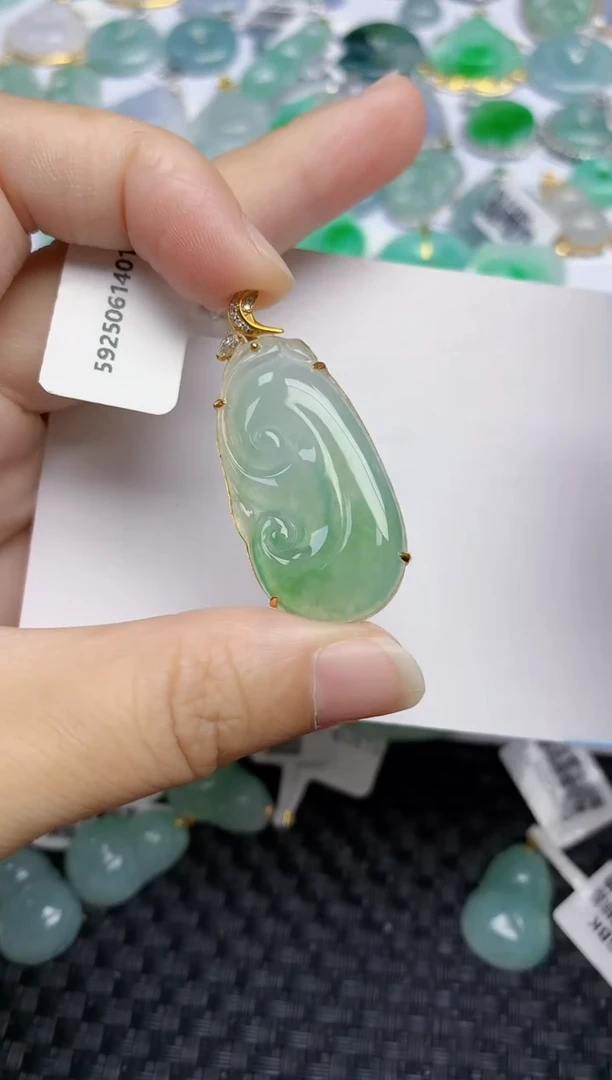 翡翠18K金镶嵌颈饰天然A货翡翠