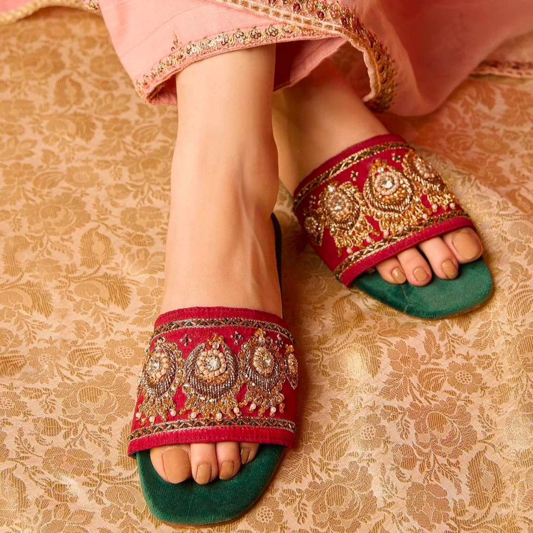 Chinbreez鹦鹉红 I 印度手工钉珠红绿色丝绒一片式拖鞋跟高1厘米