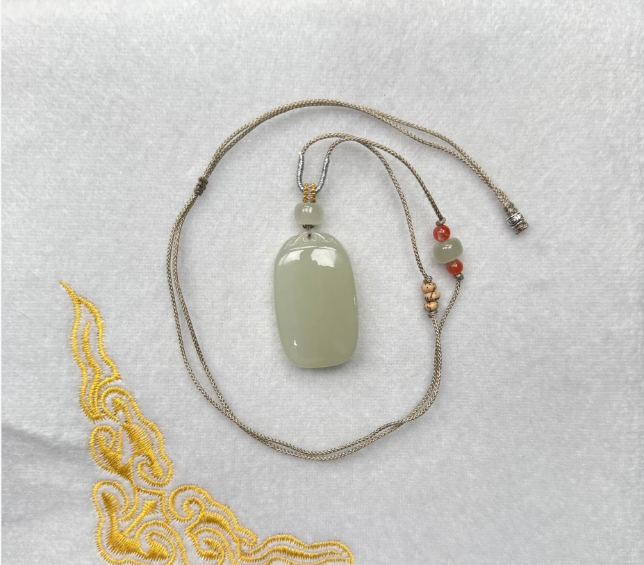 【碧雲珠宝】天然和田玉无事牌浅色气质百搭精工雕刻简约时尚