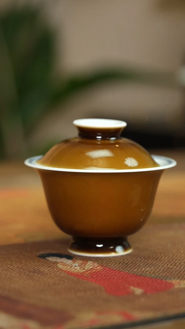 瓷片鸡油黄内绘青花两才盖碗110毫升