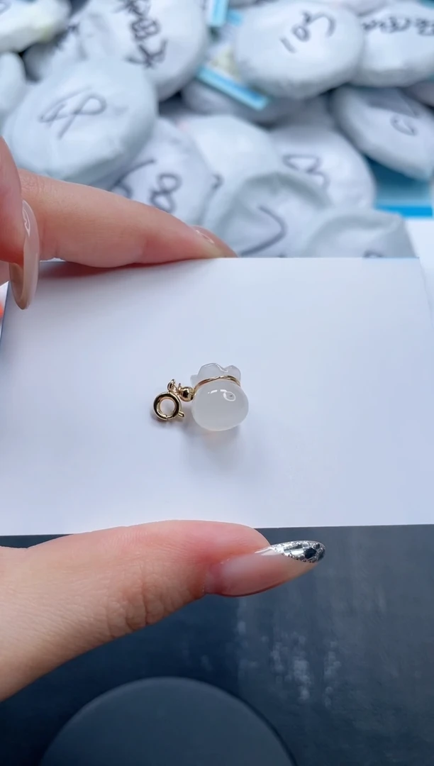 石英质玉未镶嵌颈饰福袋