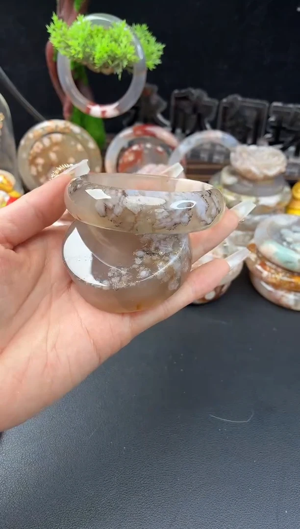 未镶嵌手镯（圆镯）石英质玉59