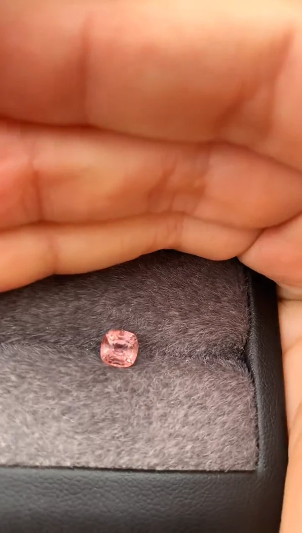 未镶嵌裸石定制尖晶石某*人枕型 香槟色调 ct