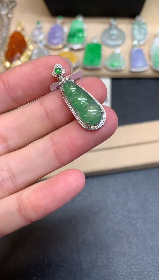 【闪购商品】翡翠颈饰18K金镶嵌福豆【无服务费】