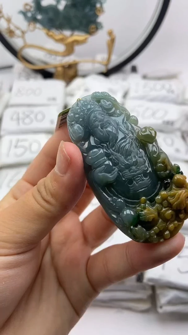 翡翠未镶嵌颈饰财神