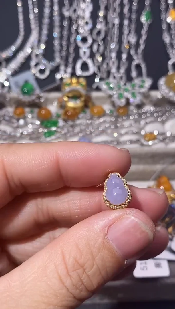 颈饰18K金镶嵌翡翠吊坠