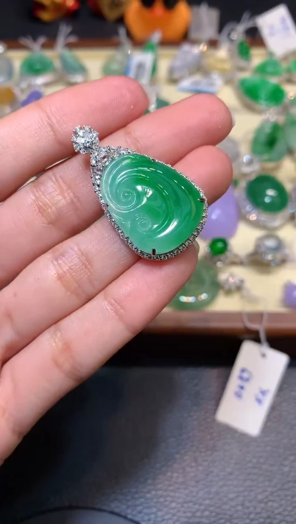 颈饰18K金镶嵌翡翠1
